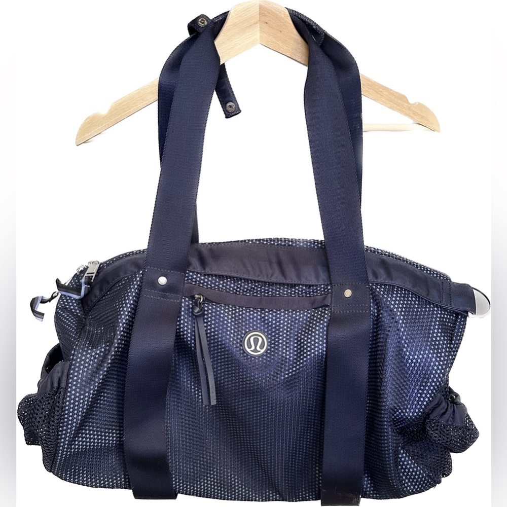 Lululemon Run On Duffle in Navy Mesh